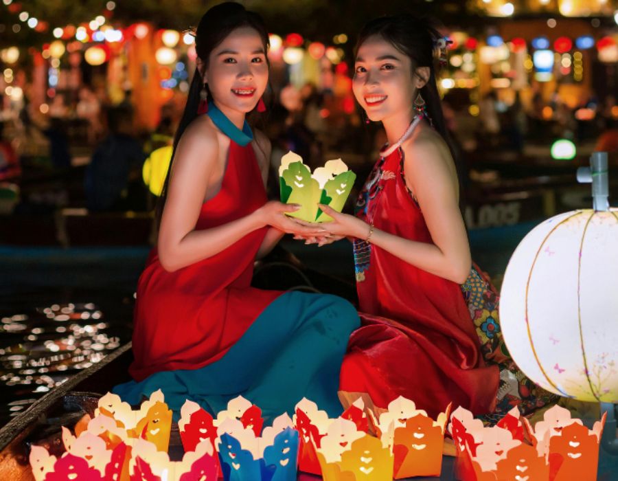 Chụp ảnh bên Bờ Sông Hoài Với Đèn Hoa Đăng