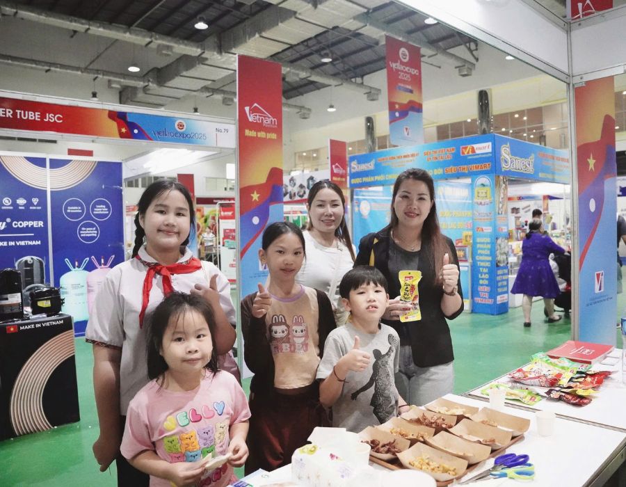 trải nghiệm sản phẩm tại gian hàng Hey Yo Foods