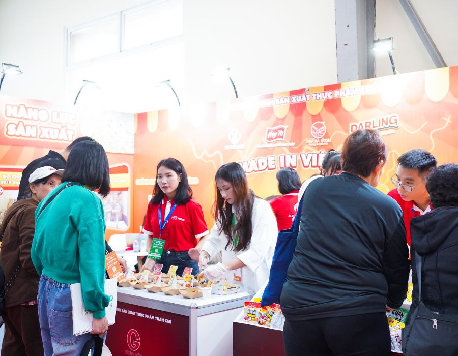 Gian hàng nhộn nhịp khách ghé thăm