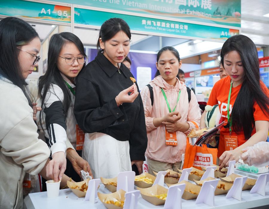 Khách hàng trải nghiệm tại gian hàng